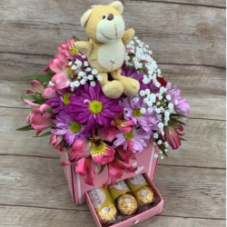 Arranjo de Astromélias e Flores do campo com Chaveiro de Pelúcia Arranjo de Astromélias e Flores do campo com Chaveiro de Pelúcia