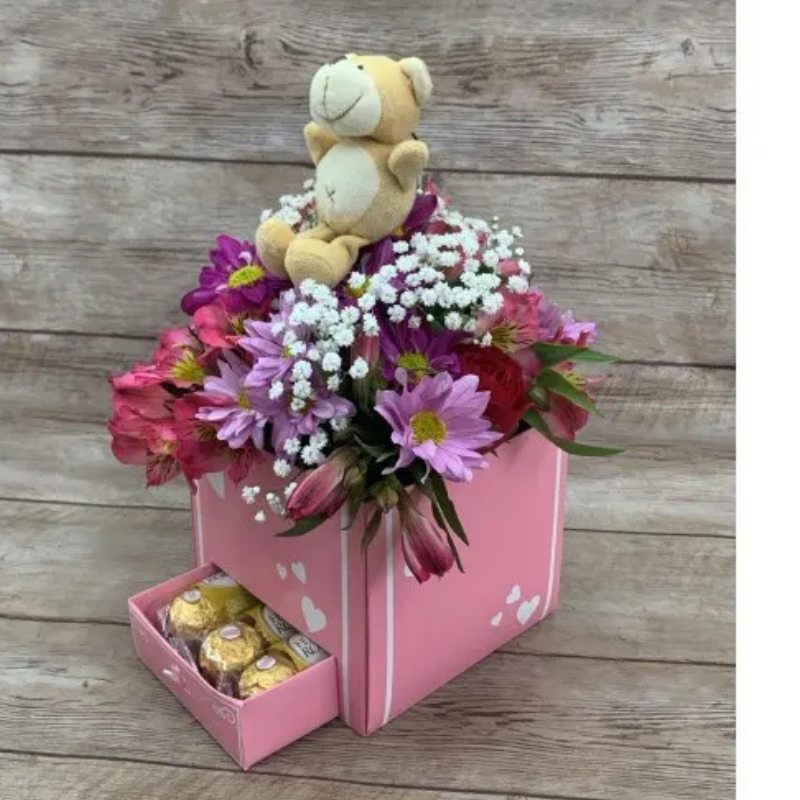 Arranjo de Astromélias e Flores do campo com Chaveiro de Pelúcia Arranjo de Astromélias e Flores do campo com Chaveiro de Pelúcia