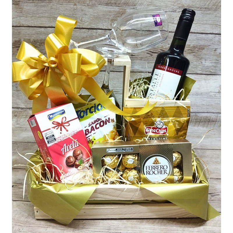 Vinho com Taças + Aperitivo e Chocolates no Suporte de Madeira Vinho com Taças + Aperitivo e Chocolates no Suporte de Madeira