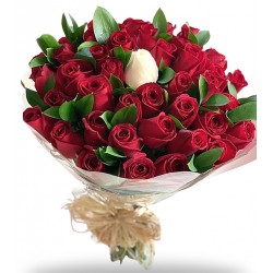 Buquê com 40 Rosas Vermelhas + 1 Rosa Branca Buquê com 40 Rosas Vermelhas + 1 Rosa Branca