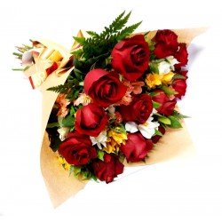 Buquê com Rosas Vermelhas + Astromélias no Papel Kraft Buquê com Rosas Vermelhas + Astromélias no Papel Kraft