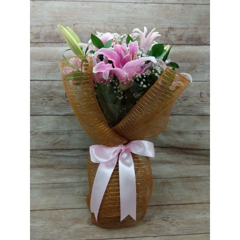 Buquê de Lírios Rosa na Tela Dourada.