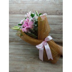 Buquê de Lírios Rosa na Tela Dourada.