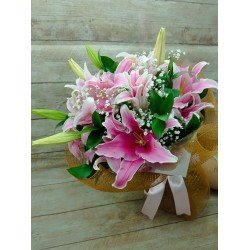 Buquê de Lírios Rosa na Tela Dourada.
