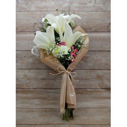 Buquê de Lírios Rosa no papel Kraft