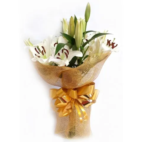 Buquê de Lírios Brancos na Tela Dourada.