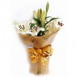 Buquê de Lírios Brancos na Tela Dourada.